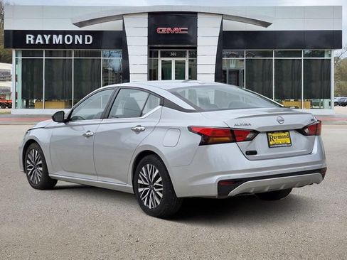 Used 2024 Nissan Altima 2.5 SV FWD image 6