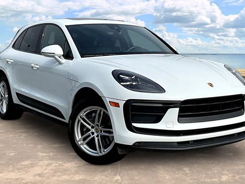 Used 2022 Porsche Macan AWD/4WD image 3