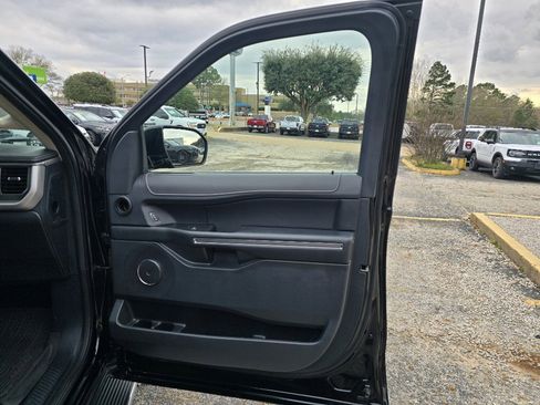 Used 2022 Ford Expedition XLT image 17