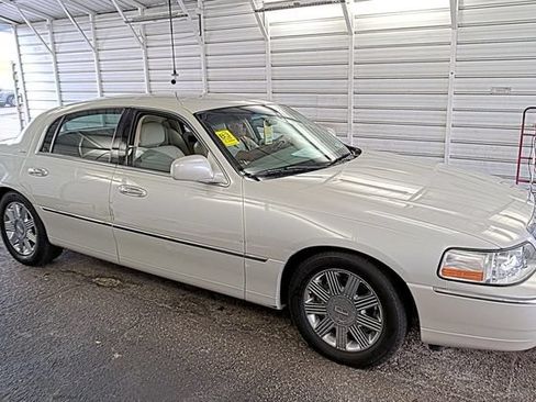 Used 2004 Lincoln Town Car Ultimate RWD image 4