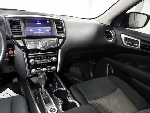 Used 2017 Nissan Pathfinder SV w/ SV Cold Weather Package AWD/4WD image 14