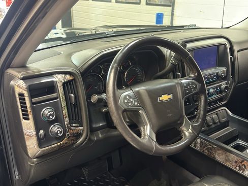 Used 2017 Chevrolet Silverado 1500 LTZ Z71 w/ Realtree Edition image 15