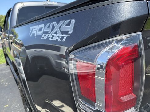 Used 2022 Toyota Tacoma TRD Sport w/ TRD Premium Sport Package AWD/4WD image 12