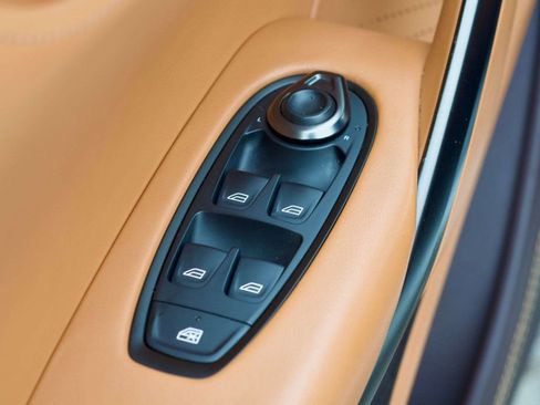 Used 2022 Aston Martin DBX image 25