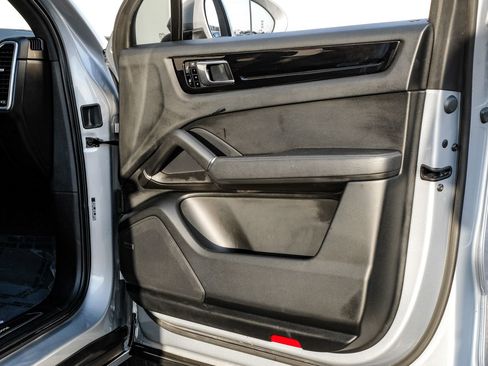 Used 2020 Porsche Cayenne image 41
