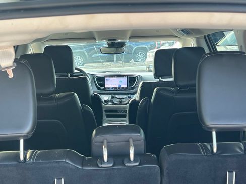 Used 2023 Chrysler Pacifica Touring-L FWD image 16