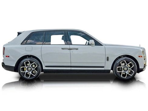 Used 2023 Rolls-Royce Cullinan Black Badge AWD/4WD image 2