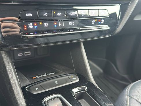 Used 2022 Chevrolet Bolt EUV LT w/ Convenience Package image 22