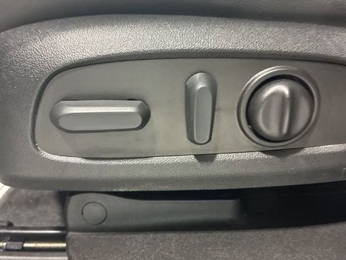 Used 2023 Chevrolet Traverse LT image 14