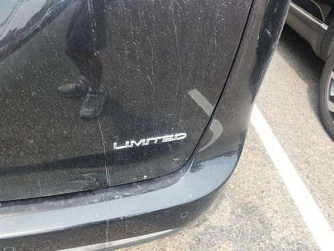 Used 2017 Chrysler Pacifica Limited w/ UConnect Theater Package FWD image 5