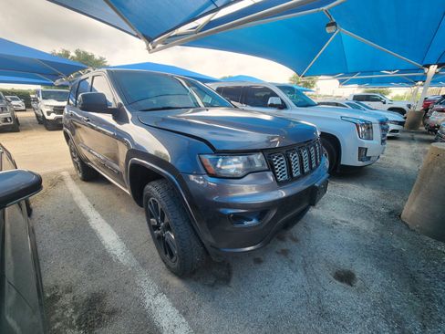 Used 2017 Jeep Grand Cherokee Altitude AWD/4WD image 1
