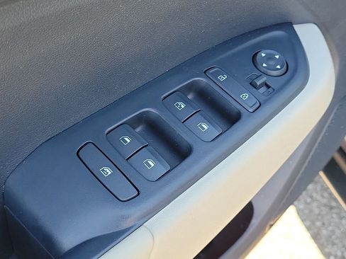 Used 2020 Hyundai Venue FWD image 16