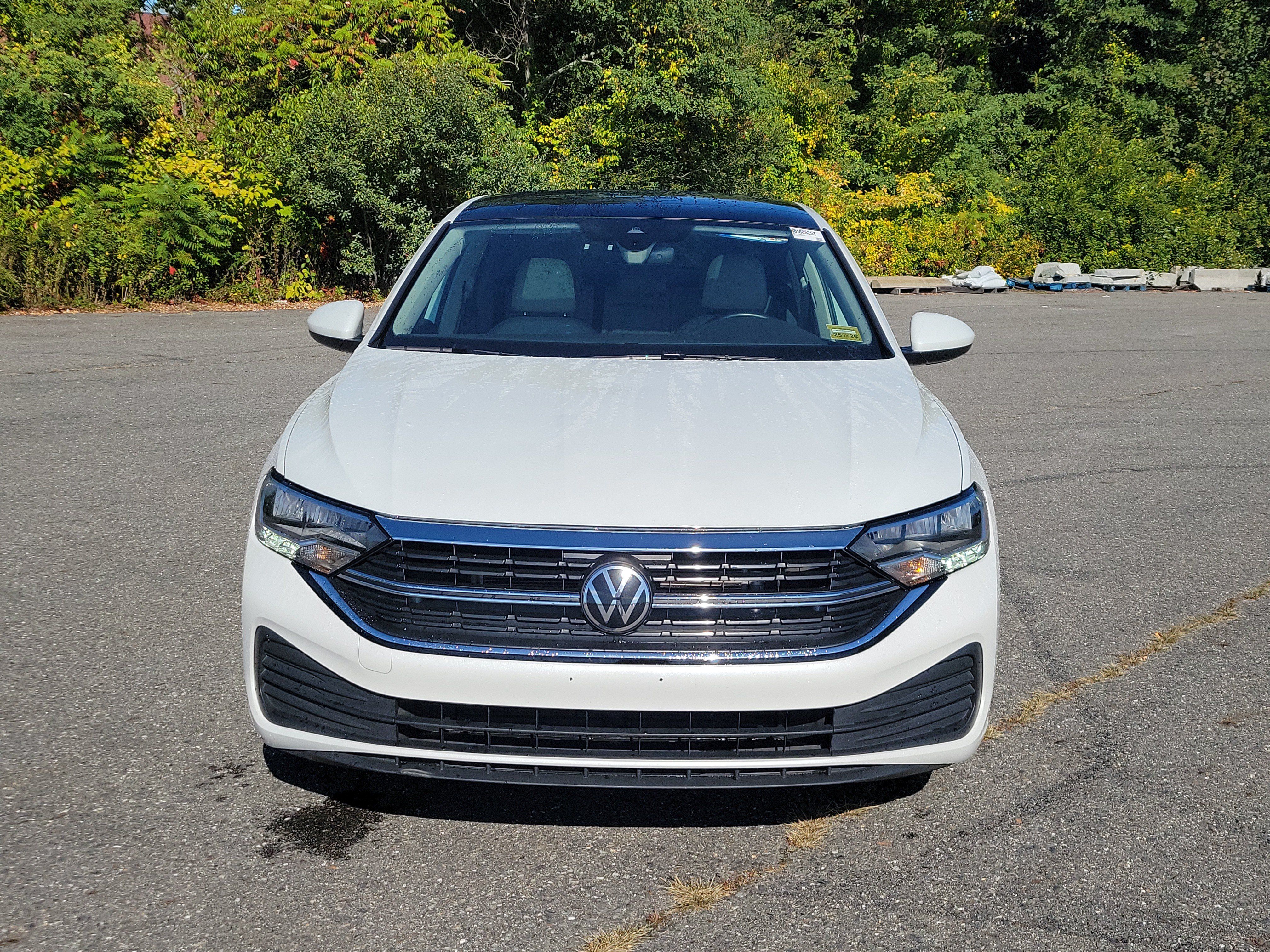 Used 2024 Volkswagen Jetta SE w/ Panoramic Sunroof Package FWD image 2