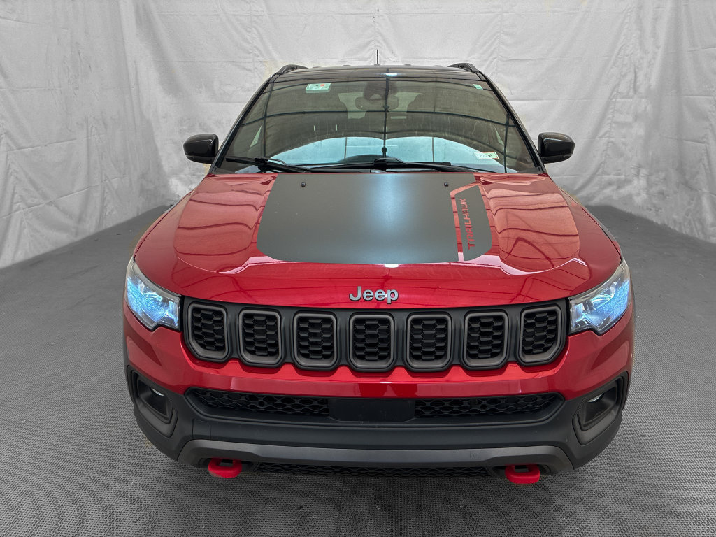Used 2025 Jeep Compass Trailhawk AWD/4WD image 2