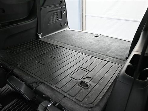Used 2024 Chevrolet Traverse LT w/ Enhanced Driving Package FWD image 17