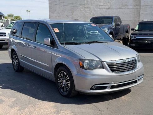 Used 2014 Chrysler Town & Country S FWD image 1