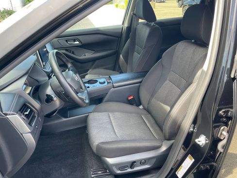 Used 2025 Nissan Rogue SV image 38