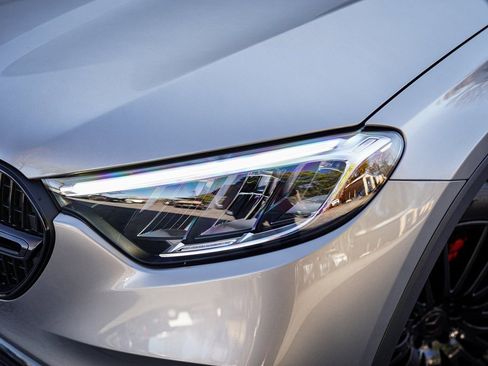 Used 2023 Mercedes-Benz GLC 300 4MATIC image 3