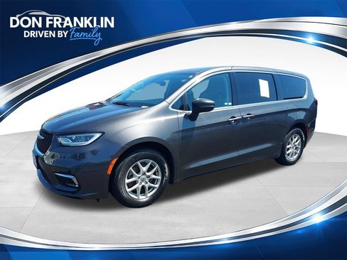 Used 2023 Chrysler Pacifica Touring-L FWD image 1