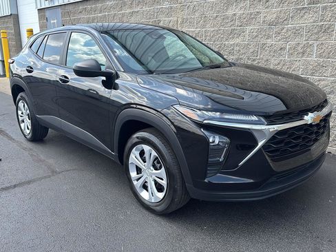Used 2024 Chevrolet Trax LS FWD image 2