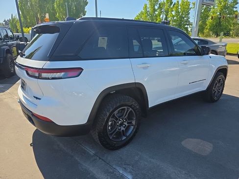 Used 2025 Jeep Grand Cherokee Trailhawk w/ Advanced Protech Group II AWD/4WD image 5