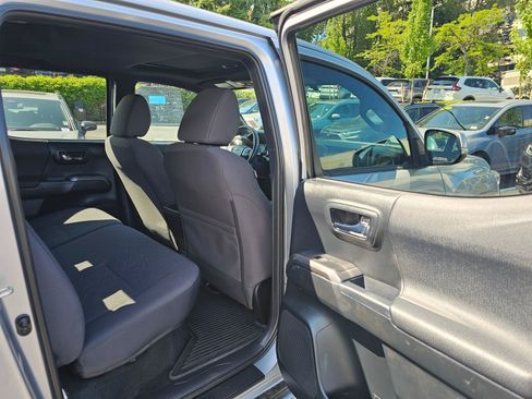 Used 2017 Toyota Tacoma TRD Off-Road w/ Premium & Technology Package AWD/4WD image 14