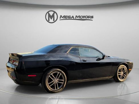 Used 2019 Dodge Challenger SXT image 8