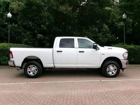 Used 2024 RAM 2500 Tradesman w/ Chrome Appearance Group AWD/4WD image 4