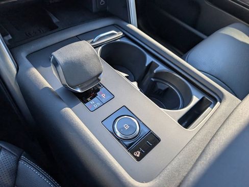 Certified 2024 Land Rover Discovery Dynamic SE image 19