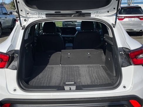 Used 2025 Chevrolet Trax LT w/ LT Convenience Package image 37