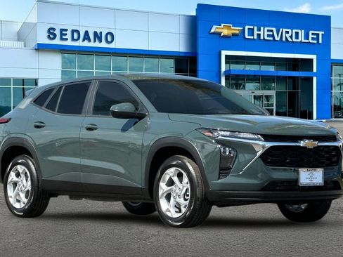New 2026 Chevrolet Trax LS w/ LS Convenience Package FWD image 2