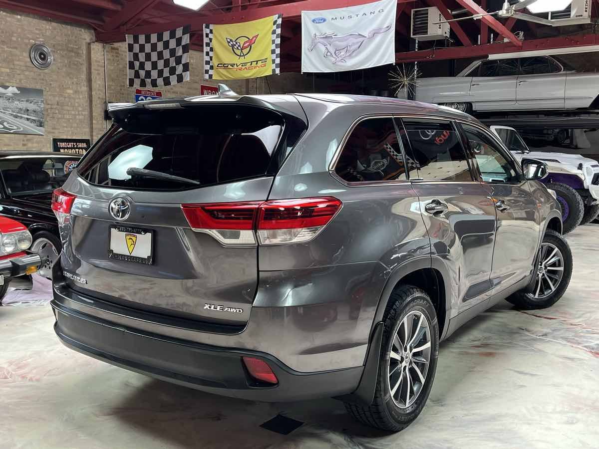 Used 2019 Toyota Highlander XLE AWD/4WD image 2