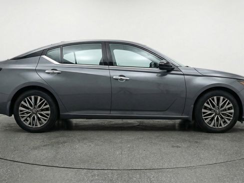 Used 2025 Nissan Altima 2.5 SV FWD image 11
