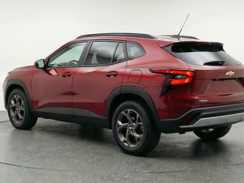 Used 2025 Chevrolet Trax LT FWD image 6