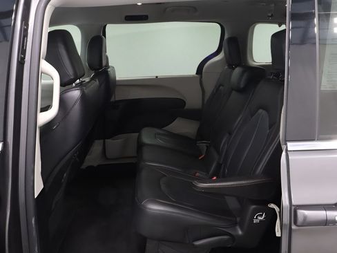 Certified 2019 Chrysler Pacifica Touring-L FWD image 10