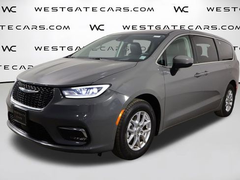 Used 2023 Chrysler Pacifica Touring-L image 1