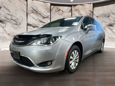 Used 2019 Chrysler Pacifica Touring-L FWD image 13