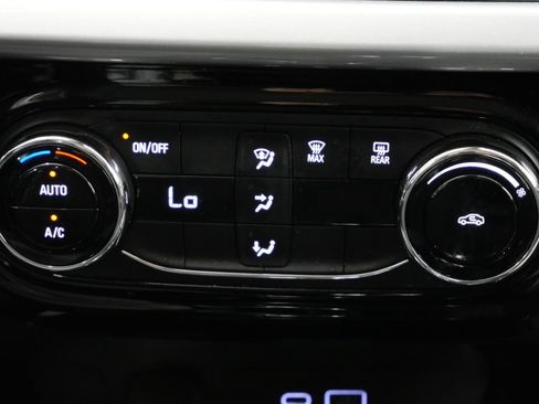 Used 2025 Chevrolet Trax LT FWD image 19