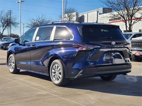 New 2026 Toyota Sienna LE image 4