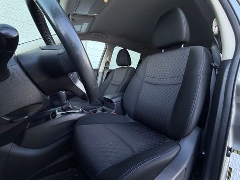 Used 2018 Nissan Rogue SV image 5