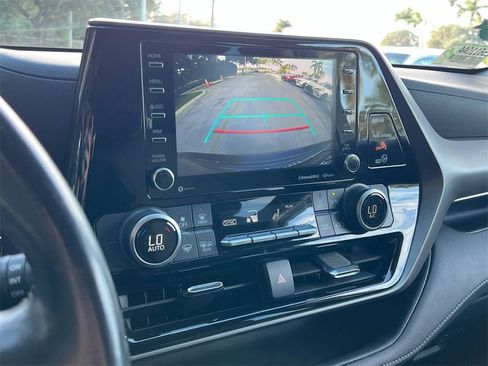 Used 2021 Toyota Highlander LE image 16