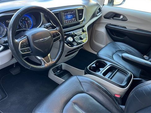 Used 2020 Chrysler Pacifica Touring-L image 10
