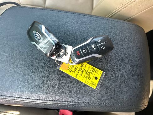 Used 2017 Ford Explorer XLT w/ Equipment Group 202A FWD image 19