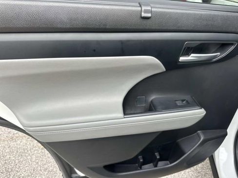 Used 2023 Toyota Highlander XLE image 18