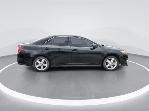 Used 2014 Toyota Camry SE w/ Moonroof Package FWD image 9
