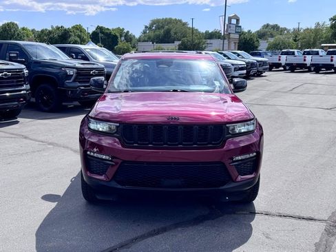 Used 2023 Jeep Grand Cherokee Limited w/ Black Appearance Package AWD/4WD image 11