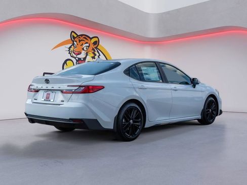 Used 2026 Toyota Camry SE image 5