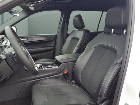 New 2025 Jeep Grand Cherokee L Altitude image 18