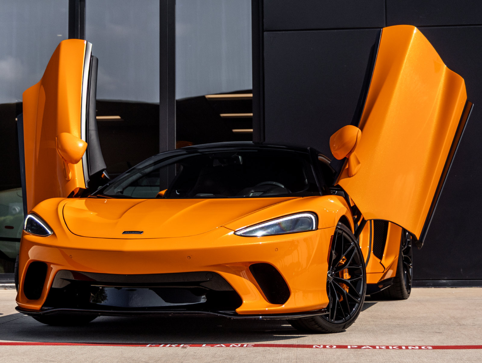 Used 2022 McLaren GT RWD image 2