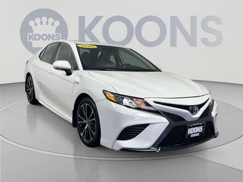 Used 2020 Toyota Camry SE w/ Sunroof Package FWD image 10